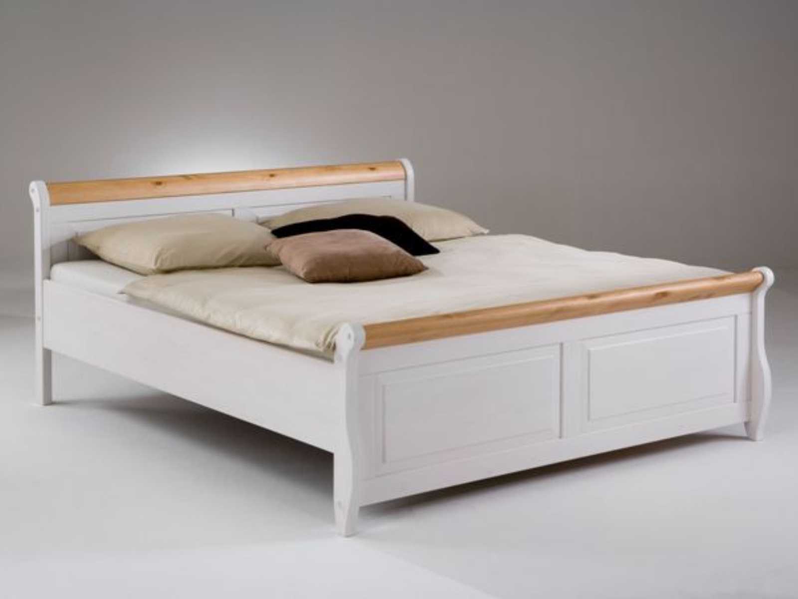 Masivní postel z borovice Helsinki