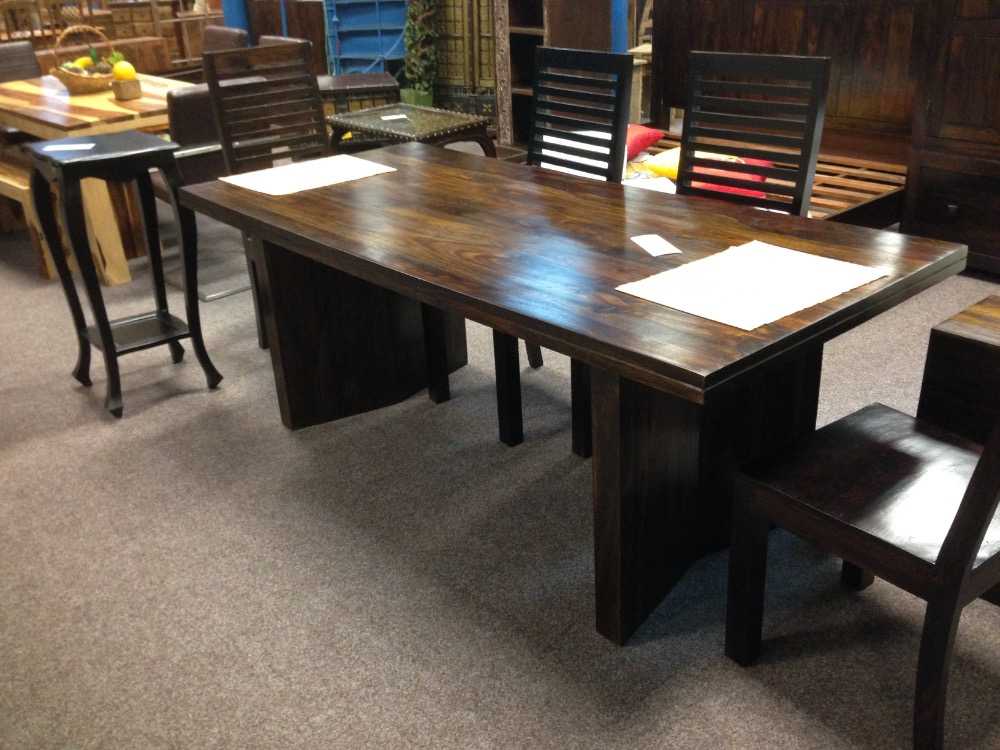 Dřevěný stůl z palisandru